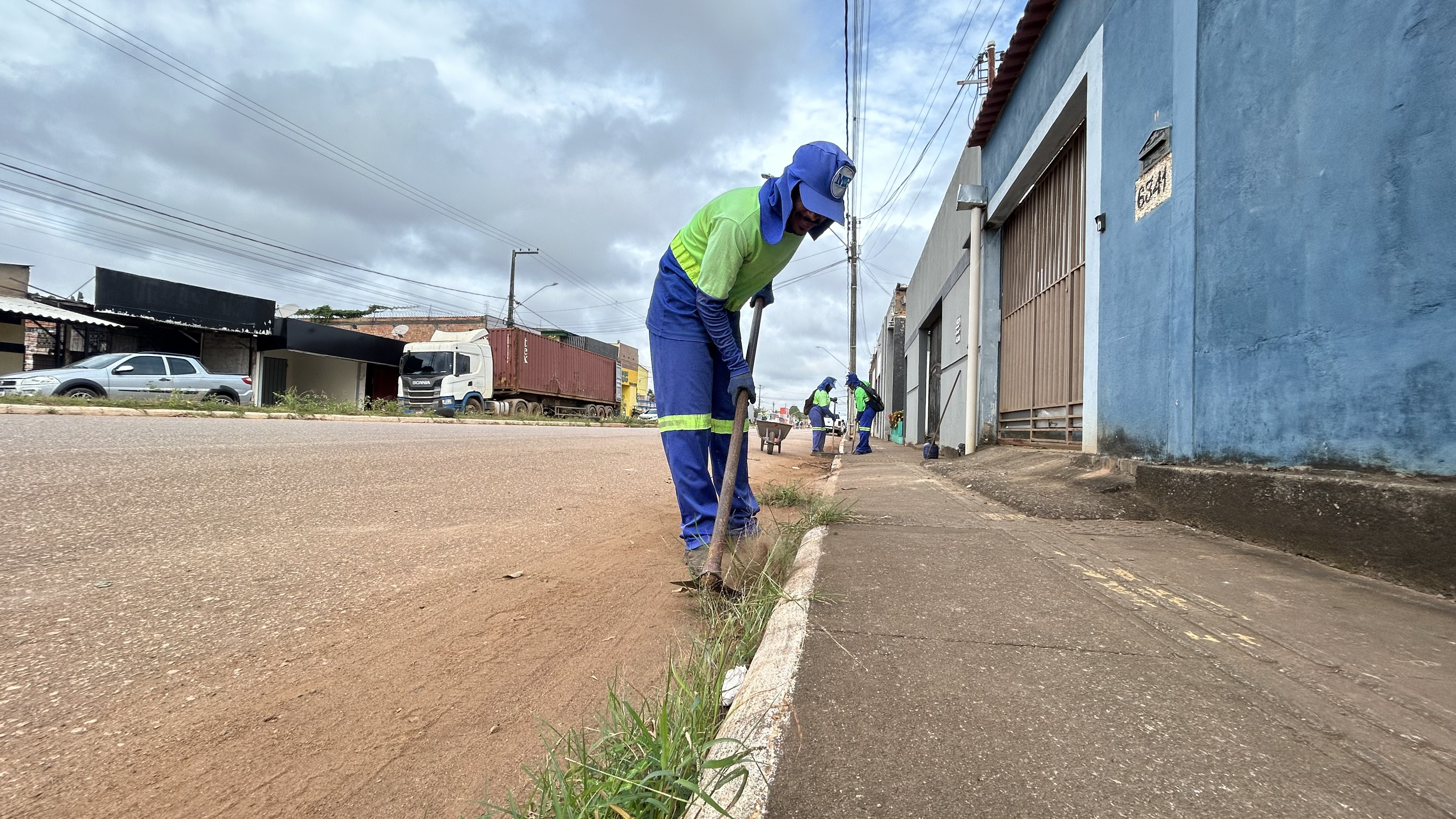 Ações de limpeza e roçagem avançam em diferentes regiões da capital 