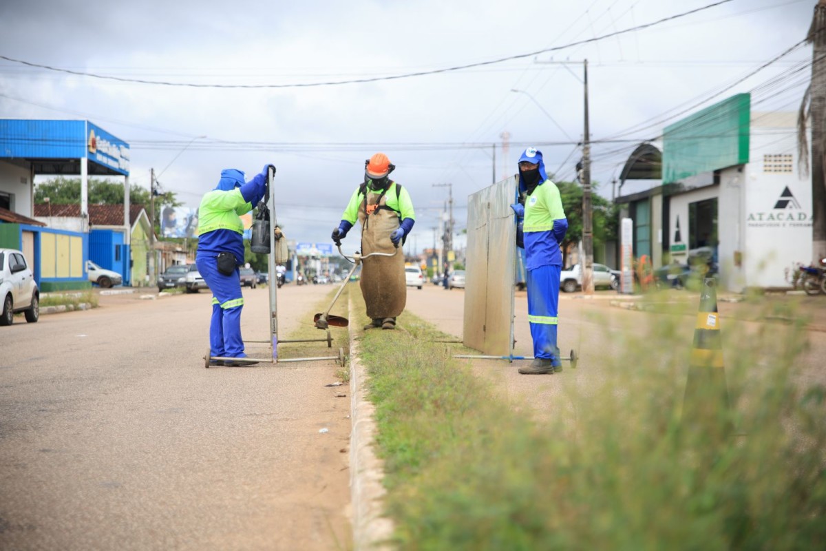 Trabalhadores e maquinários agilizam a zeladoria urbana em Porto Velho
