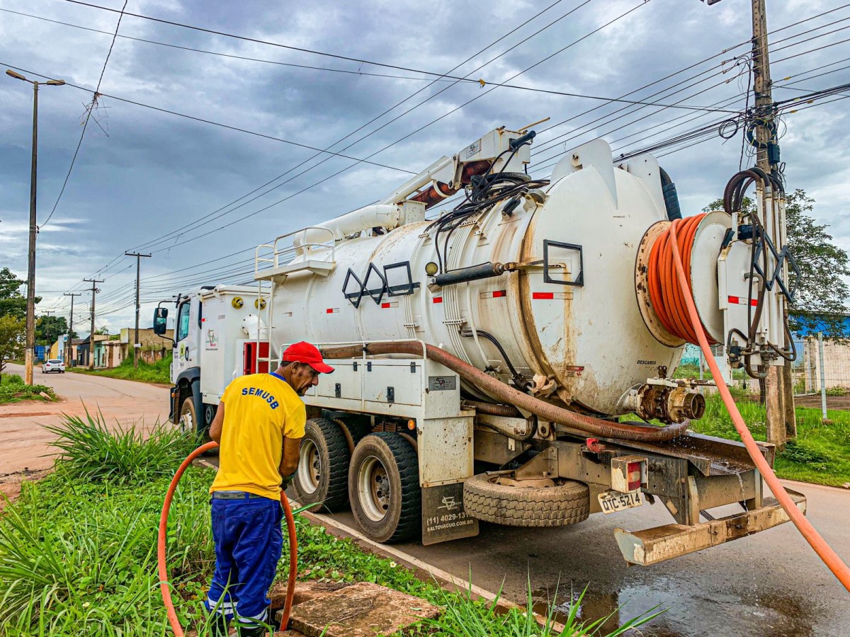 Serviço do tatuzão visa desobstruir bocas de lobo e melhorar a vazão da água acumulada nas vias