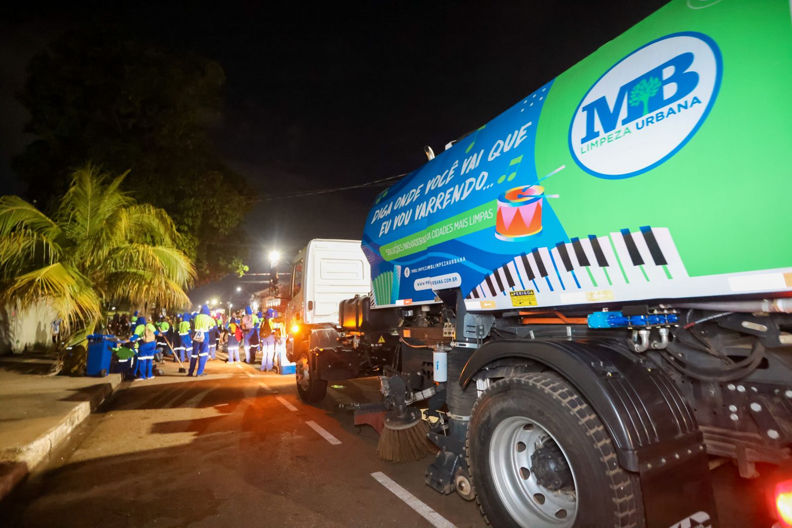 Bloco Carnalimpeza passa logo após os blocos carnavalescos, fazendo a limpeza das vias