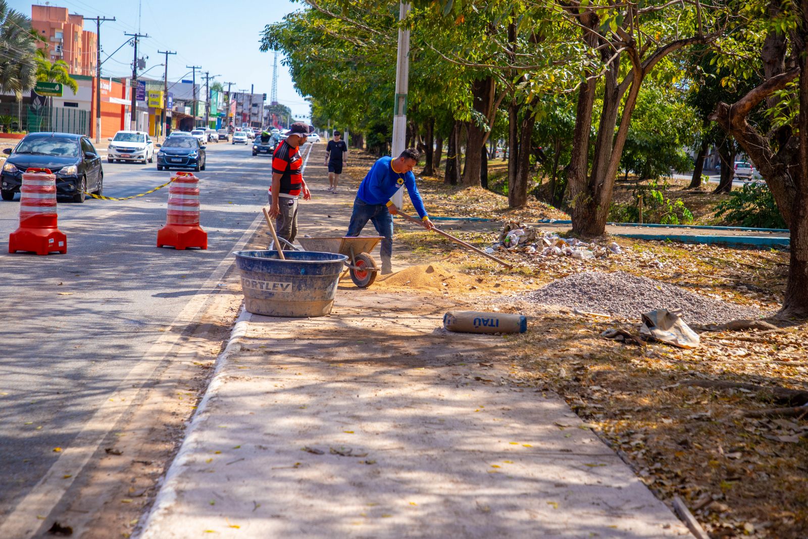 Foram concluídos 60% do trabalho de revitalização de todo calçamento da avenida