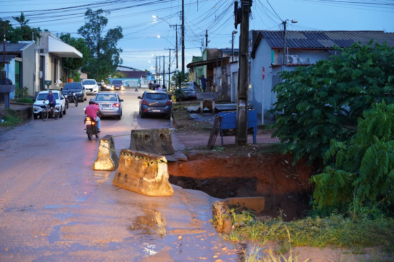 Avenida Campos Sales, próximo à Rua Hugo Ferreira, ocorreu o rompimento de um trecho da pista