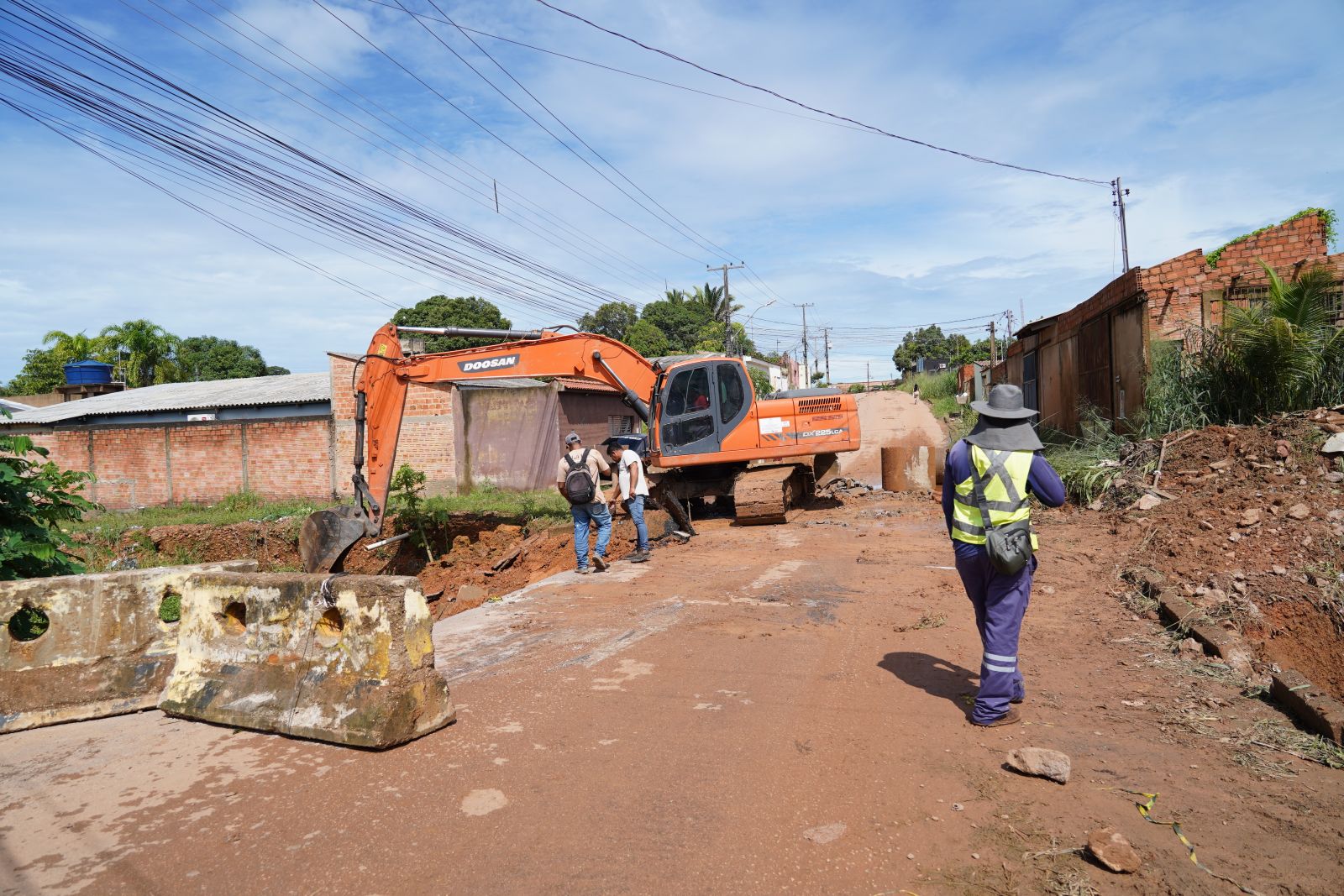 Excesso de fluxo acabou saturando a rede pluvial, que levou ao rompimento do pavimento