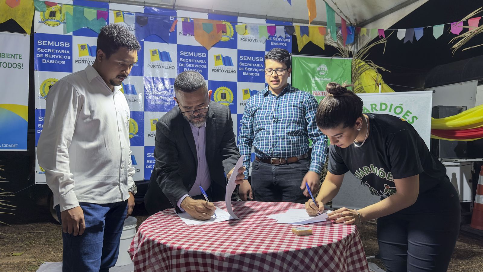 Solenidade de assinaturas foi realizada no estande conjunto da Semusb e da Sema, no Arraial Flôr do Maracujá