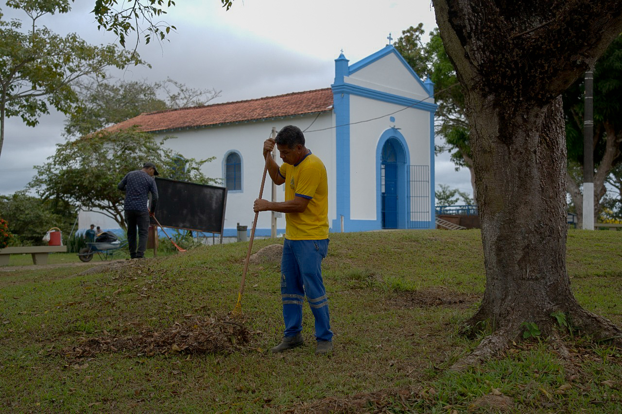 Equipe da Semusb está realizando a limpeza em toda a área ao entorno da igreja