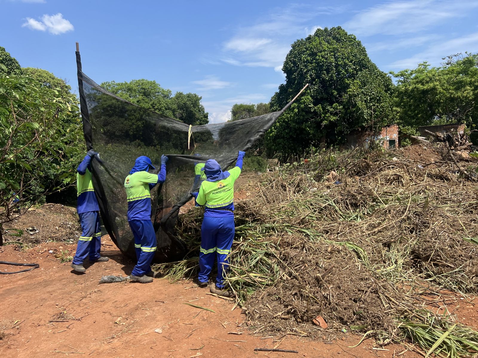 Também foi realizada a roçagem em toda a extensão do canal