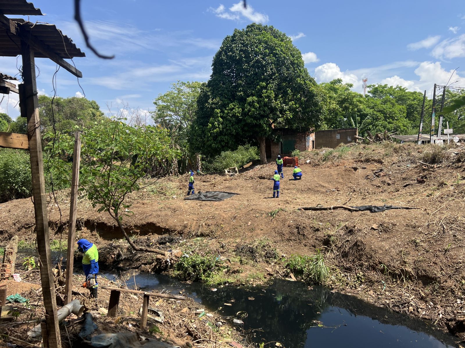 equipes realizaram um trabalho minucioso ao longo do canal