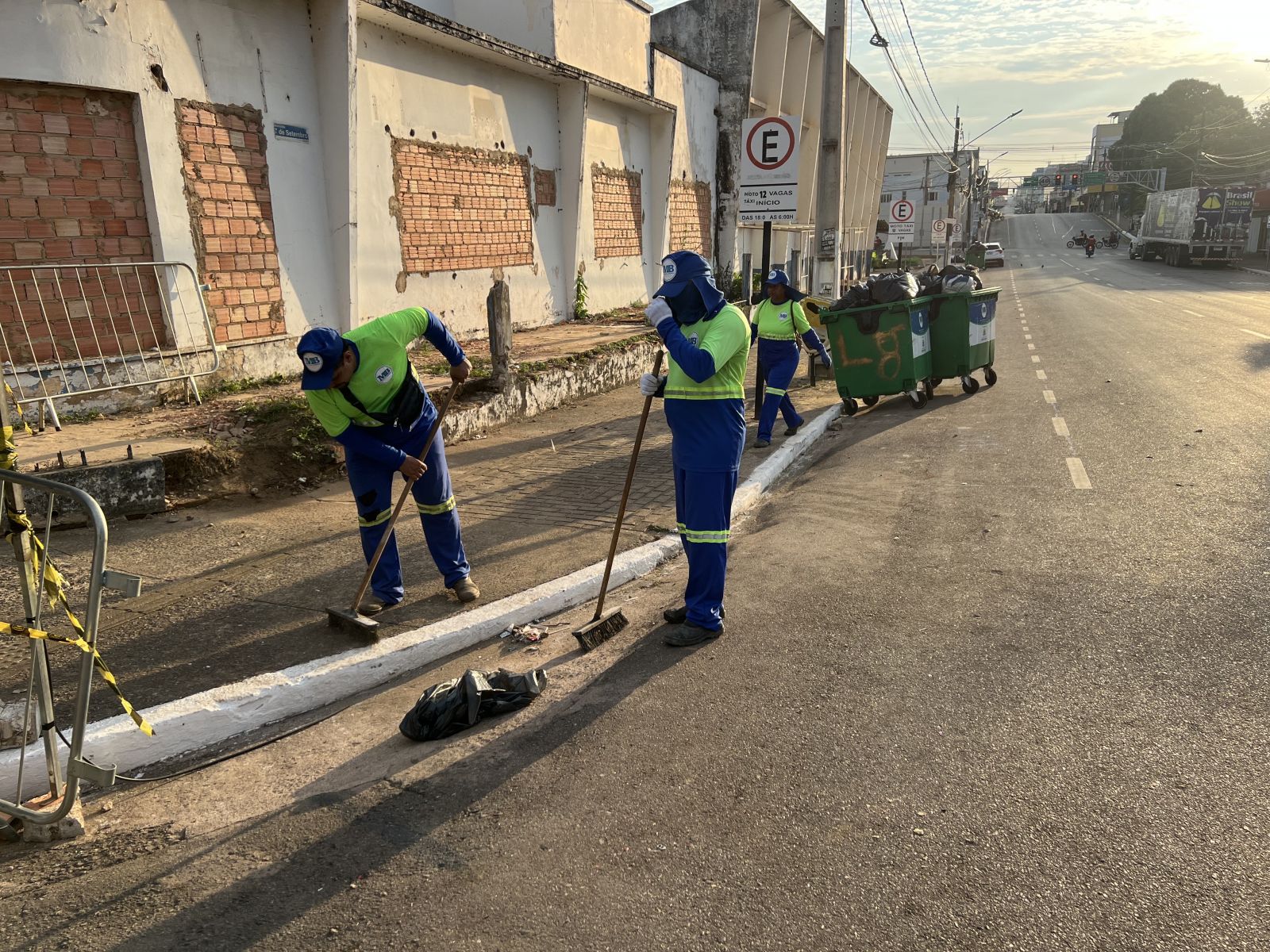 Antes, durante e após as comemorações, as equipes seguem trabalhando para evitar o acúmulo de lixo