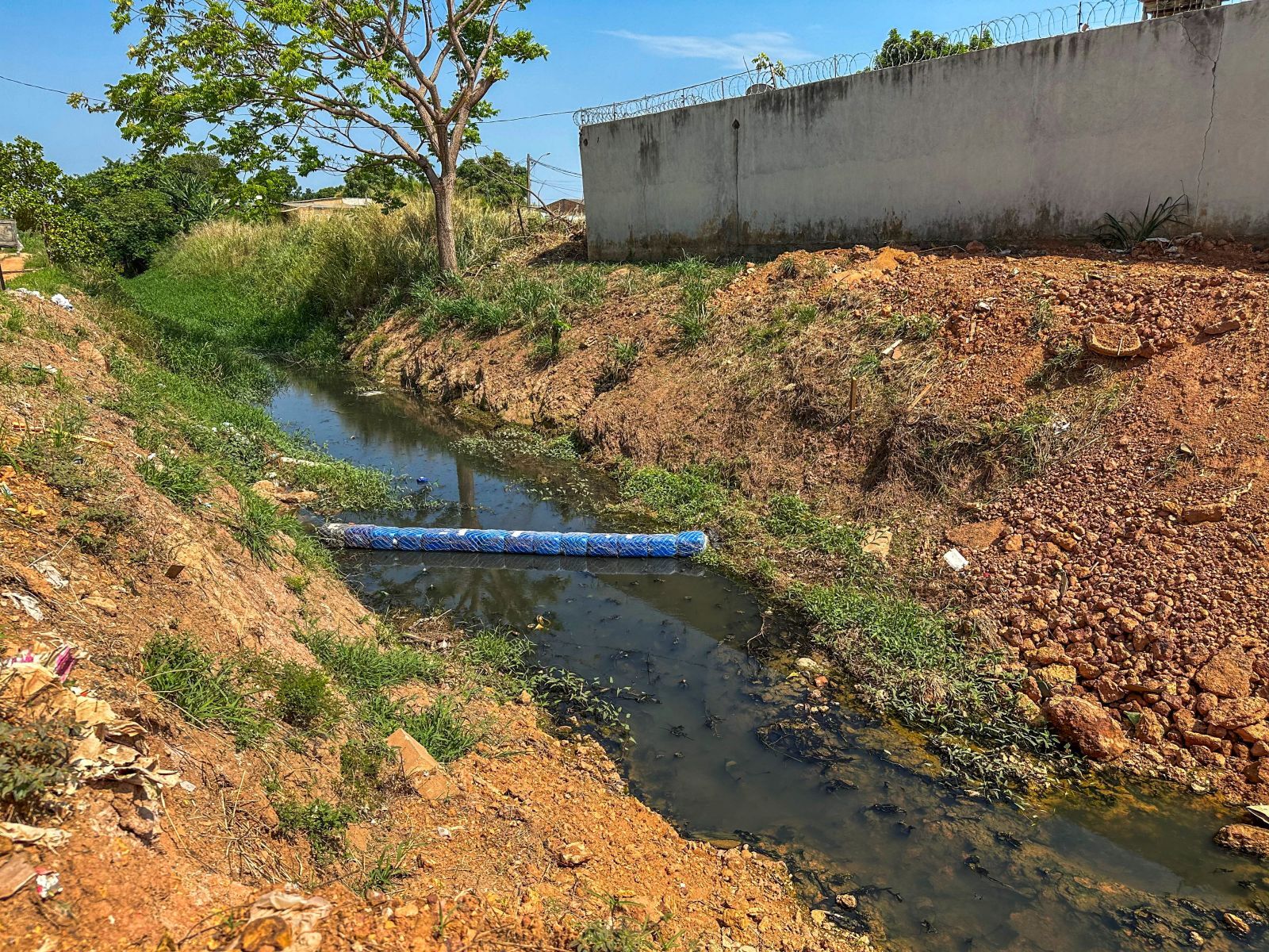 Ecobarreiras impedem que resíduos sólidos cheguem aos rios