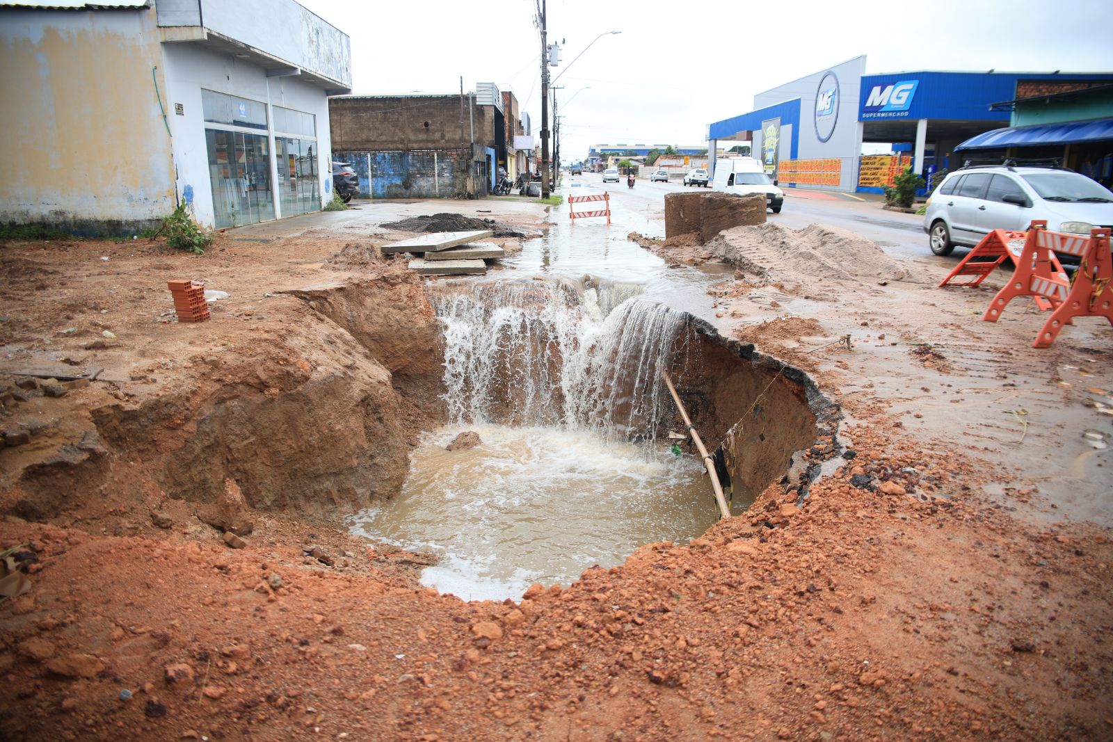 Frentes de trabalho no local substituíram mais de 10 manilhas de um metro de diâmetro