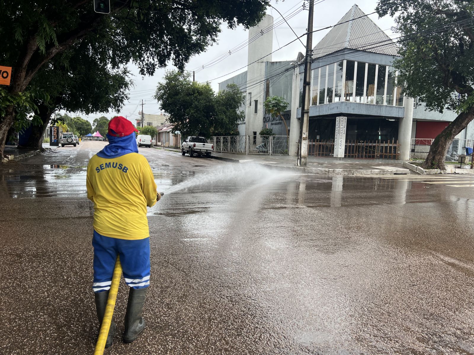 Durante a lavagem das vias, é utilizada uma essência com fragrância de tuti-fruti