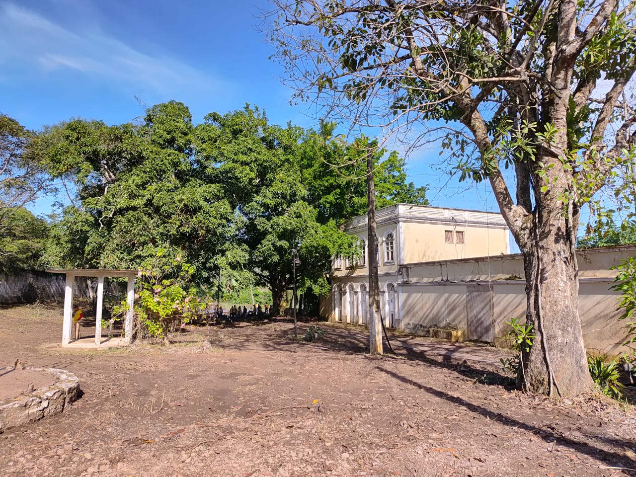 Parte do espaço já recebeu o serviço e a limpeza já mostra a diferença do lugar