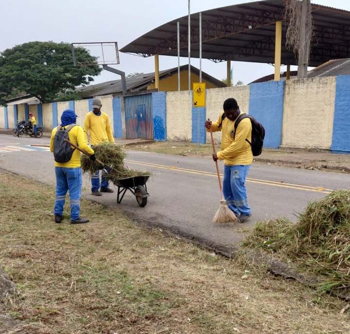 Equipe da Semusb está realizando serviços de roço e rastelagem