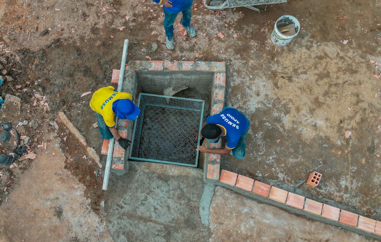 Ecobueiros impedem que o lixo jogado em via pública seja arrastado pela chuva e obstrua novamente a rede de drenagem
