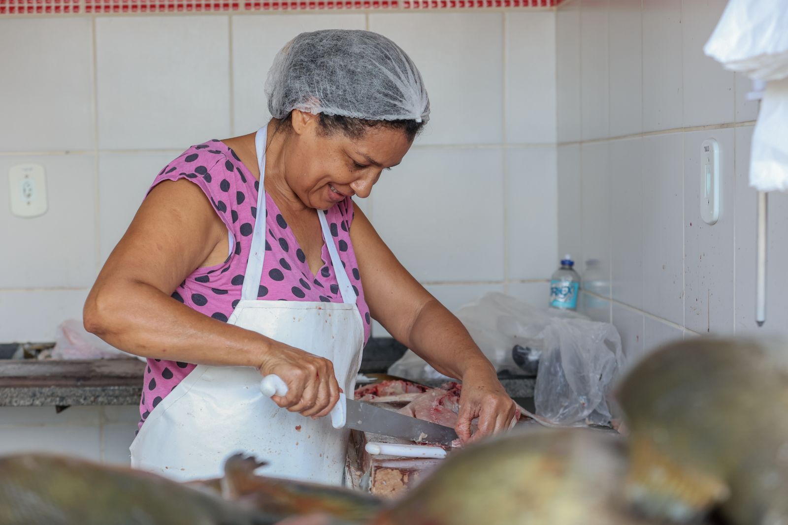 Ivete tira as espinhas, limpa e prepara do jeito que os clientes gostam