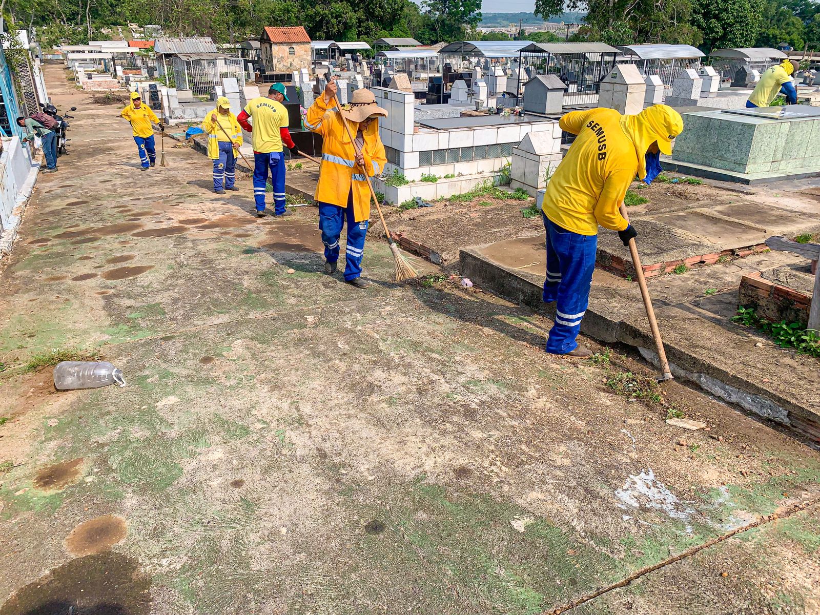 Estão sendo feitos a rastelagem, varrição, capina e recolhimento de materiais inservíveis