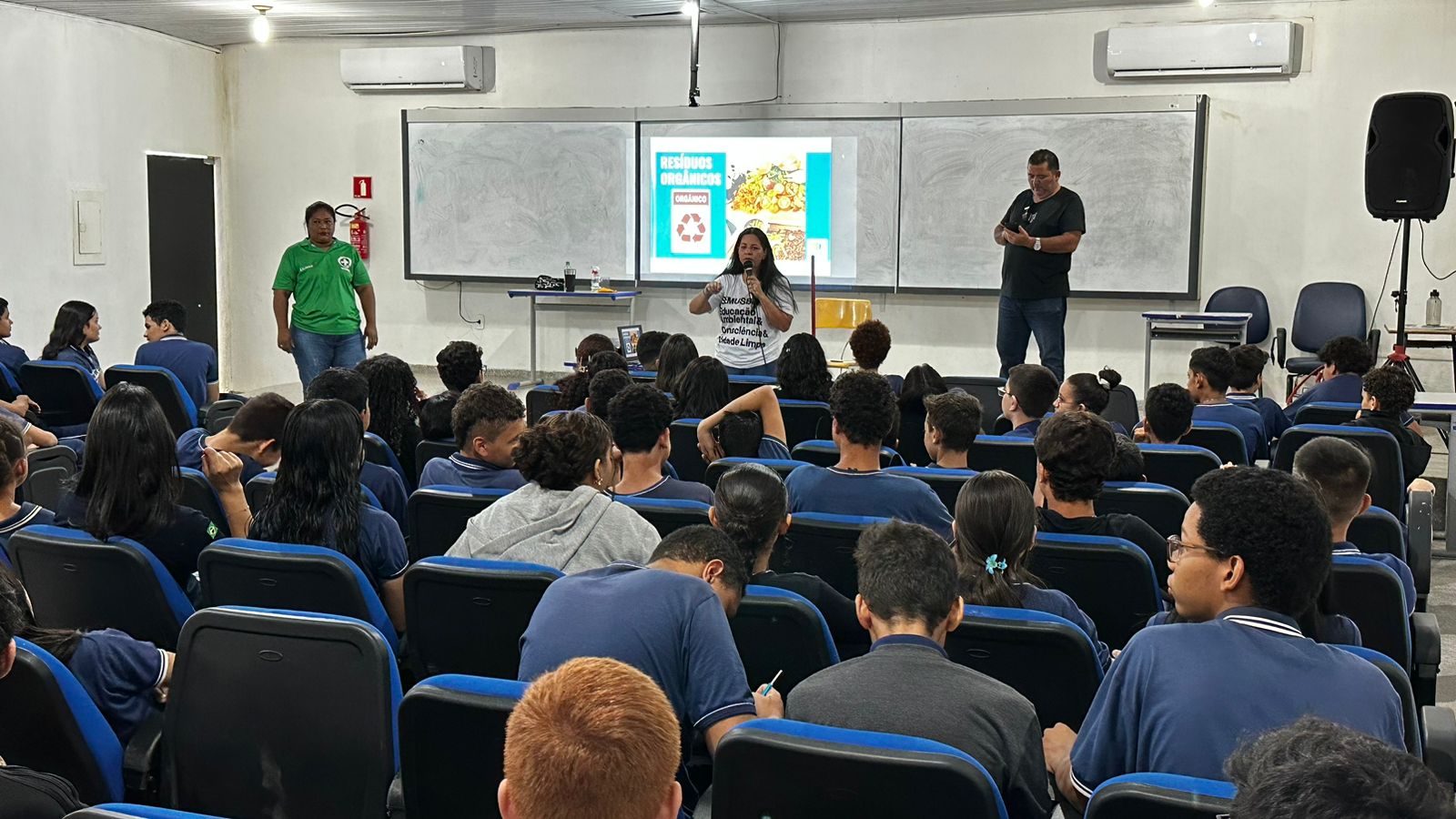 Antes da coleta, os alunos participam de palestras rápidas sobre separação de resíduos